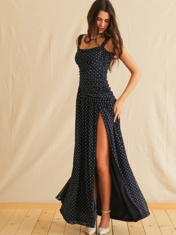 γυναικείο maxi φόρεμα σε εφαρμοστή γραμμή με navy polka dot print και εντυπωσιακό σκίσιμο στο πόδι georgina trikogia polka dots maxi dress