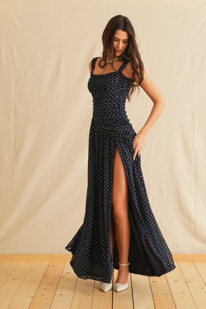 γυναικείο maxi φόρεμα σε εφαρμοστή γραμμή με navy polka dot print και εντυπωσιακό σκίσιμο στο πόδι georgina trikogia polka dots maxi dress