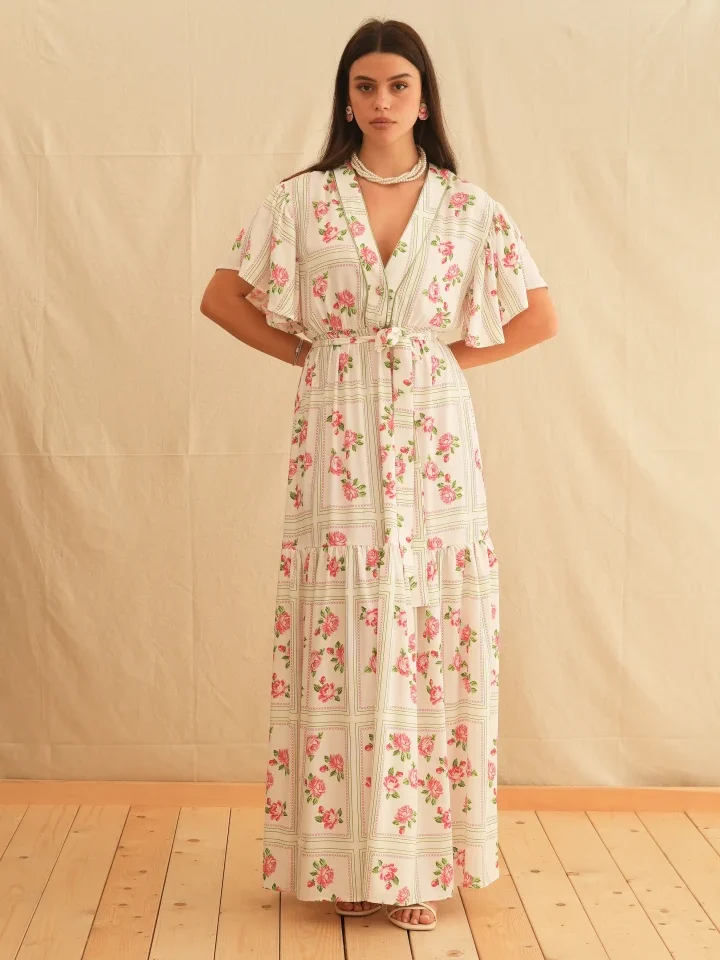 γυναικείο αέρινο maxi φόρεμα με ροζ floral print και elegant κίνηση χάρη στο βολάν στο τελείωμα georgina trikogia pink rose maxi dress