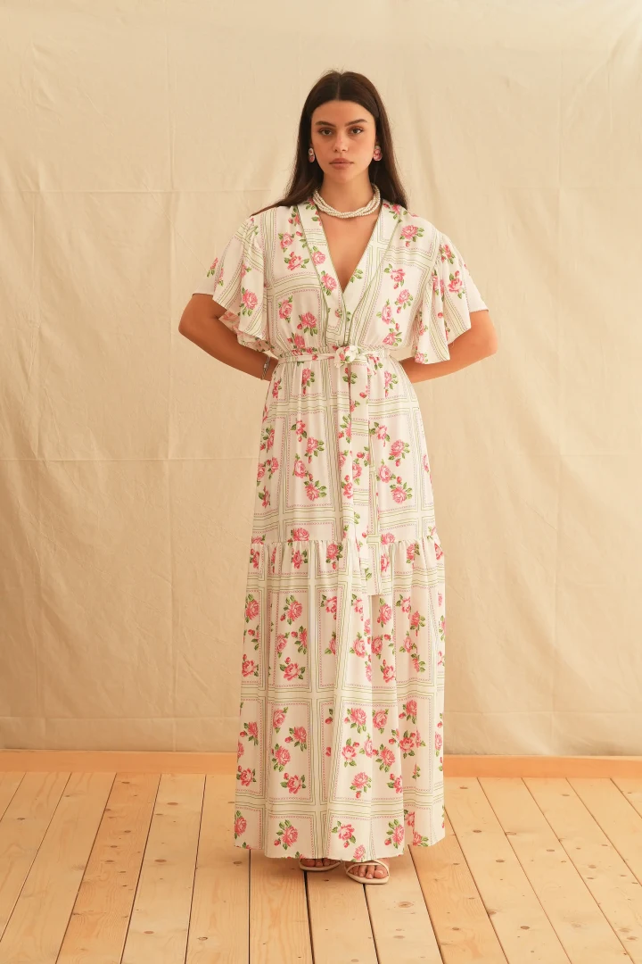 γυναικείο αέρινο maxi φόρεμα με ροζ floral print και elegant κίνηση χάρη στο βολάν στο τελείωμα georgina trikogia pink rose maxi dress
