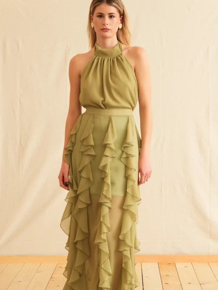 μπροστινή όψη από τη soft green maxi φούστα με το εντυπωσιακό σκίσιμο και το οικολογικό ύφασμα georgina trikogia