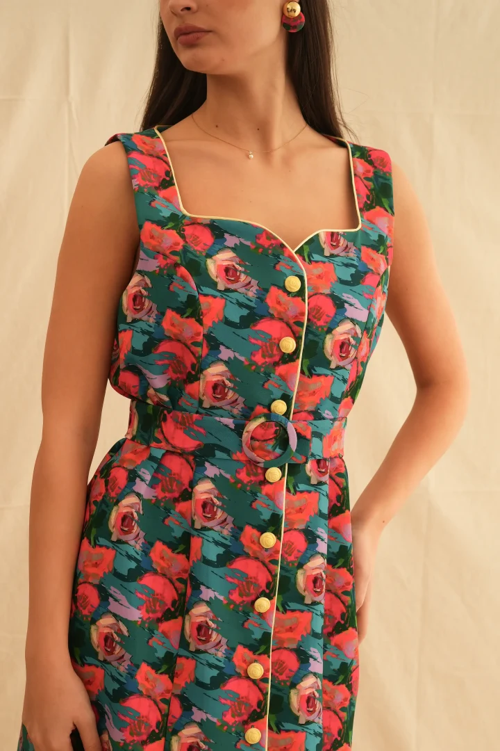 κοντινό πλάνο στο ιδιαίτερο neckline με το elegant κόψιμο και τα διακοσμητικά κουμπιά σε σχήμα καρδιάς georgina trikogia amber