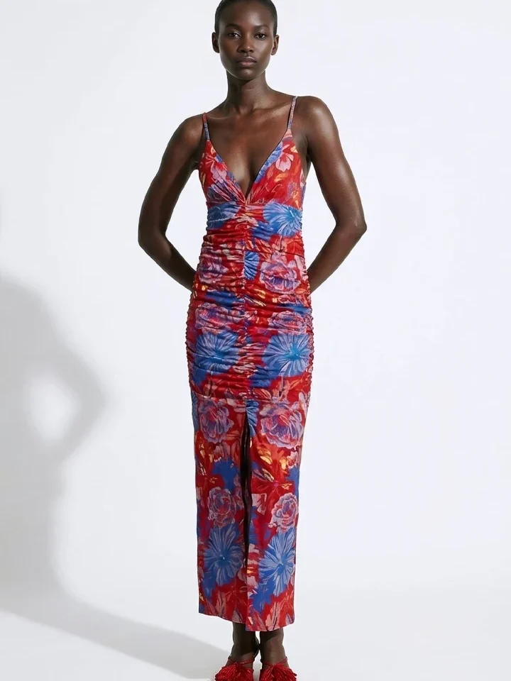 ολόσωμη μπροστινή όψη με το γυναικείο floral maxi φόρεμα mallory the label golden hour με λεπτές τιράντες και σούρες