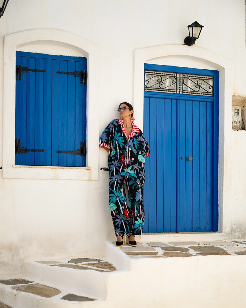 ολόσωμη όψη με το μαύρο oversized πουκάμισο με τροπικό σχέδιο και την απόλυτη αίσθηση άνεσης sobohemian philippa shirt
