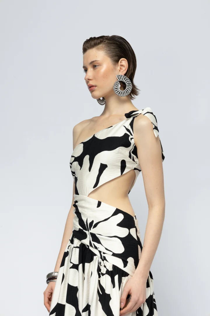 La-Palma-Dress-Mallory-The-Label λεπτομέρεια με φιόγκο στον ώμο και cut out σε κομψό καλοκαιρινό φόρεμα από ελληνικό brand