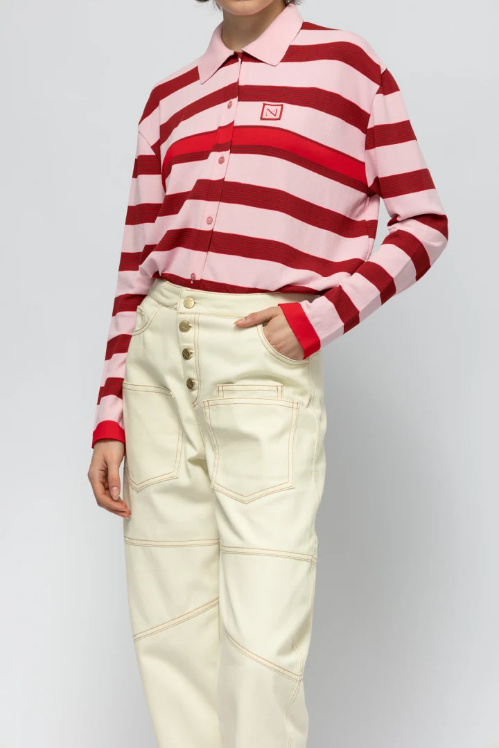 Mallory The Label MARGARITA KNIT CARDIGAN ριγέ μακρυμάνικη πλεκτή ζακέτα σε ροζ και κόκκινες αποχρώσεις, συνδυασμένη ιδανικά με ιβουάρ παντελόνι για ένα μοντέρνο casual ντύσιμο