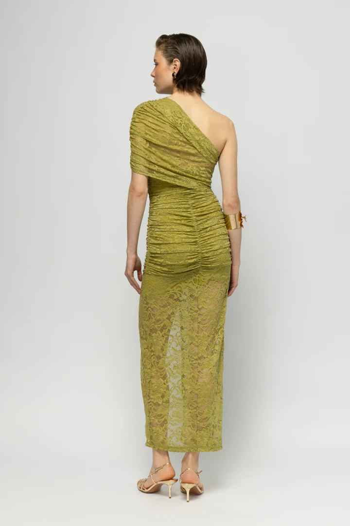 Melia-Lace-Dress-Mallory-The-Label λεπτομέρεια πλάτης σε ασύμμετρο φόρεμα με δαντέλα και απαλό ντραπέ από ελληνικό brand