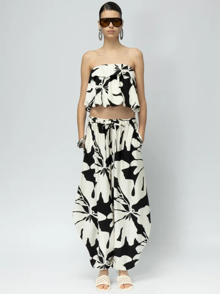 ολόσωμη όψη με το ασπρόμαυρο strapless crop top mallory the label mexico b/w top φορεμένο ως κομψό σετ