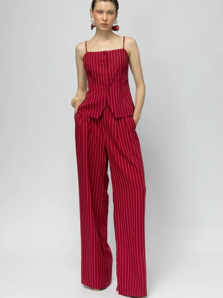 γυναικείο ριγέ τοπ mallory the label raspberry cherry σε κόκκινο χρώμα φορεμένο σε εντυπωσιακό co-ord σετ