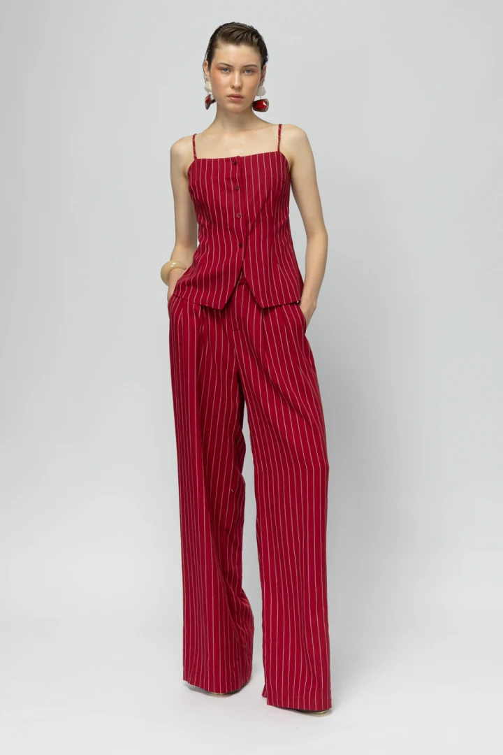 γυναικείο ριγέ τοπ mallory the label raspberry cherry σε κόκκινο χρώμα φορεμένο σε εντυπωσιακό co-ord σετ
