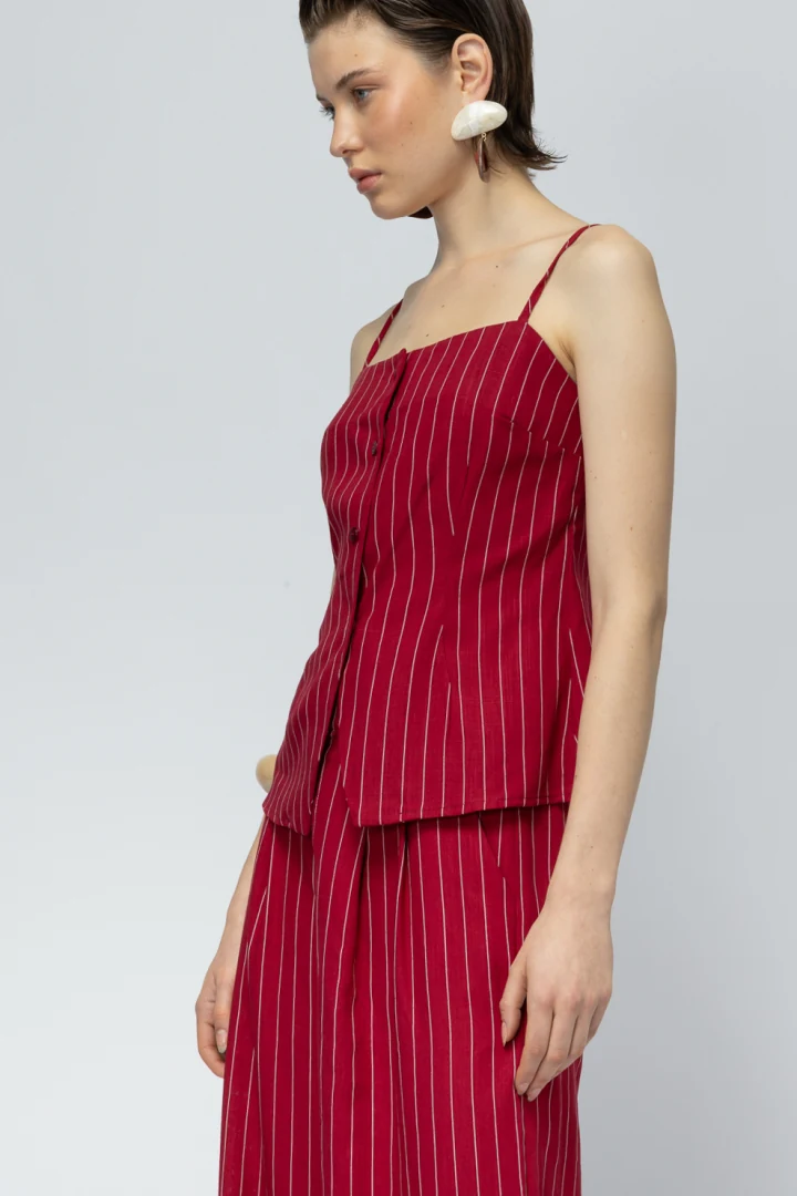 Mallory The Label RASPBERRY CHERRY TOP εφαρμοστό κόκκινο τοπ με λεπτές ρίγες, κουμπιά και τιράντες σε tailored γραμμή made in greece
