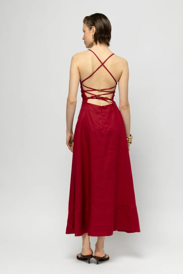 Mallory The Label RUM KISS CHERRY DRESS εντυπωσιακή ανοιχτή πλάτη με χιαστί δέσιμο σε γυναικείο λινό φόρεμα
