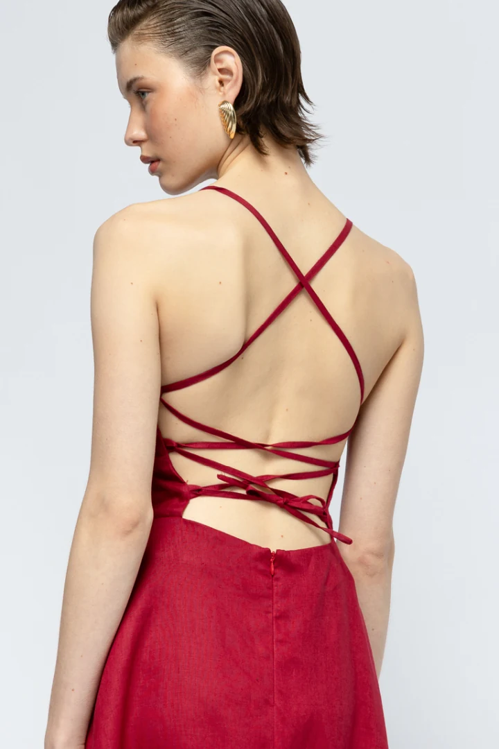 Mallory The Label RUM KISS CHERRY DRESS περίτεχνο δέσιμο με κορδόνια στην πλάτη σε αέρινο cherry φόρεμα made in greece