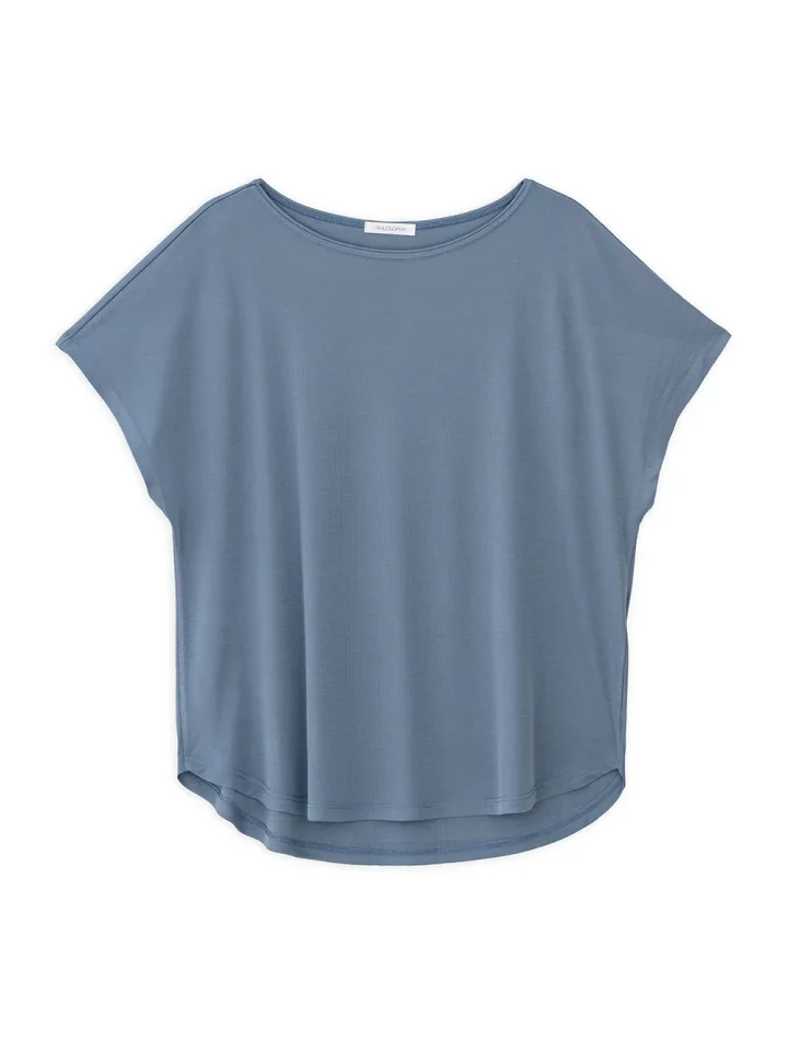 επίπεδη λήψη με τη γυναικεία μπλούζα philosophy rib oversized top dusty blue που αναδεικνύει την άνετη γραμμή και τη ριμπ υφή της