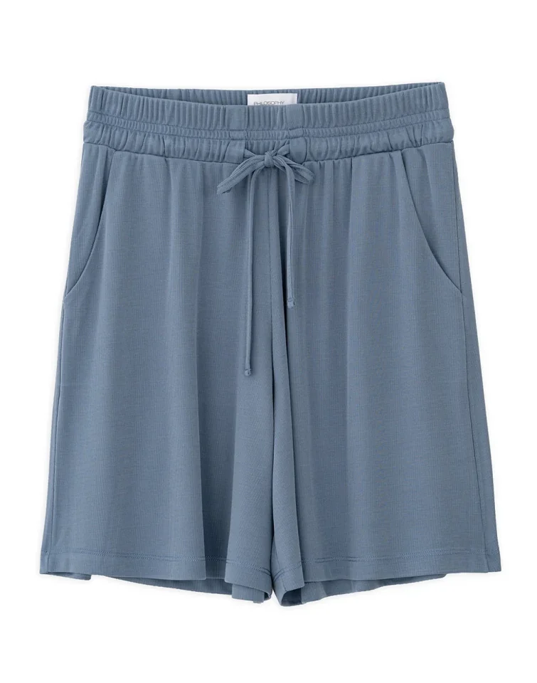 επίπεδη λήψη με το γυναικείο μπλε σορτς philosophy rib shorts dusty blue που αναδεικνύει την ελαστική μέση με κορδόνι και τις πλαϊνές τσέπες