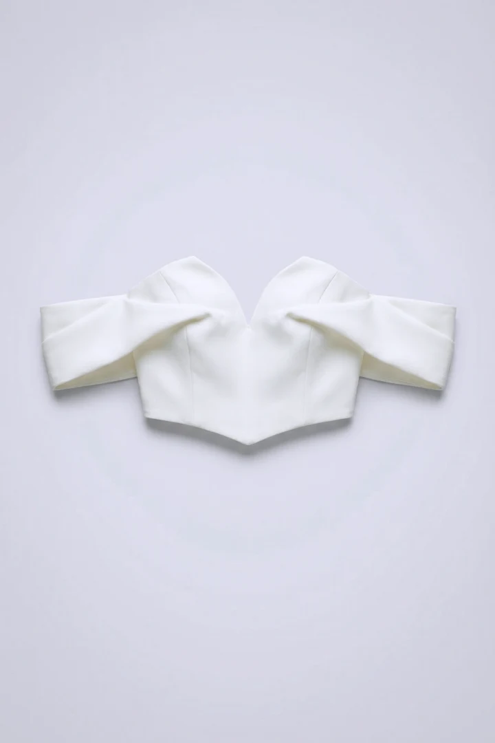 Μπροστινή όψη του λευκού γυναικείου off-shoulder bustier τοπ Mallory The Label Sea Salt Top σε επίπεδη λήψη.