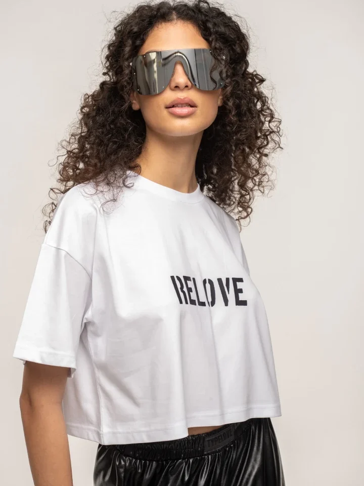 γυναικείο λευκό βαμβακερό cropped t-shirt με χαλαρή γραμμή, στρογγυλή λαιμόκοψη και graphic print relove typelove white boxy crop t-shirt