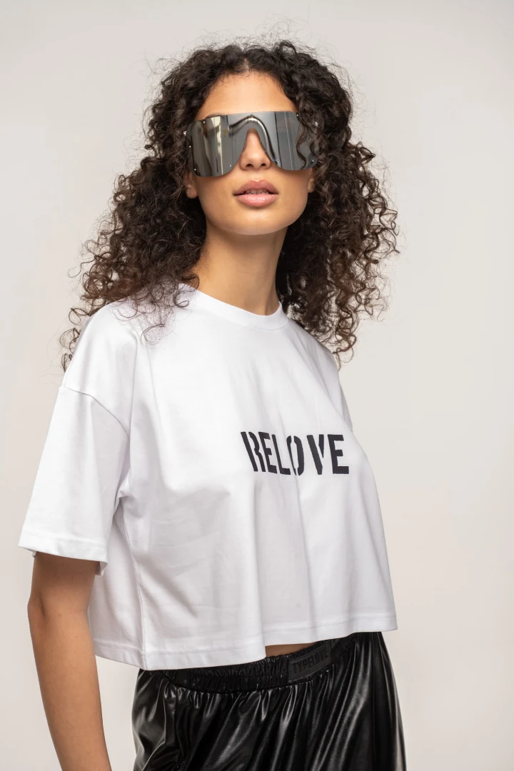 γυναικείο λευκό βαμβακερό cropped t-shirt με χαλαρή γραμμή, στρογγυλή λαιμόκοψη και graphic print relove typelove white boxy crop t-shirt