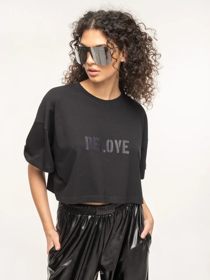 γυναικείο μαύρο βαμβακερό cropped t-shirt με graphic print relove και χαλαρή γραμμή typelove black boxy
