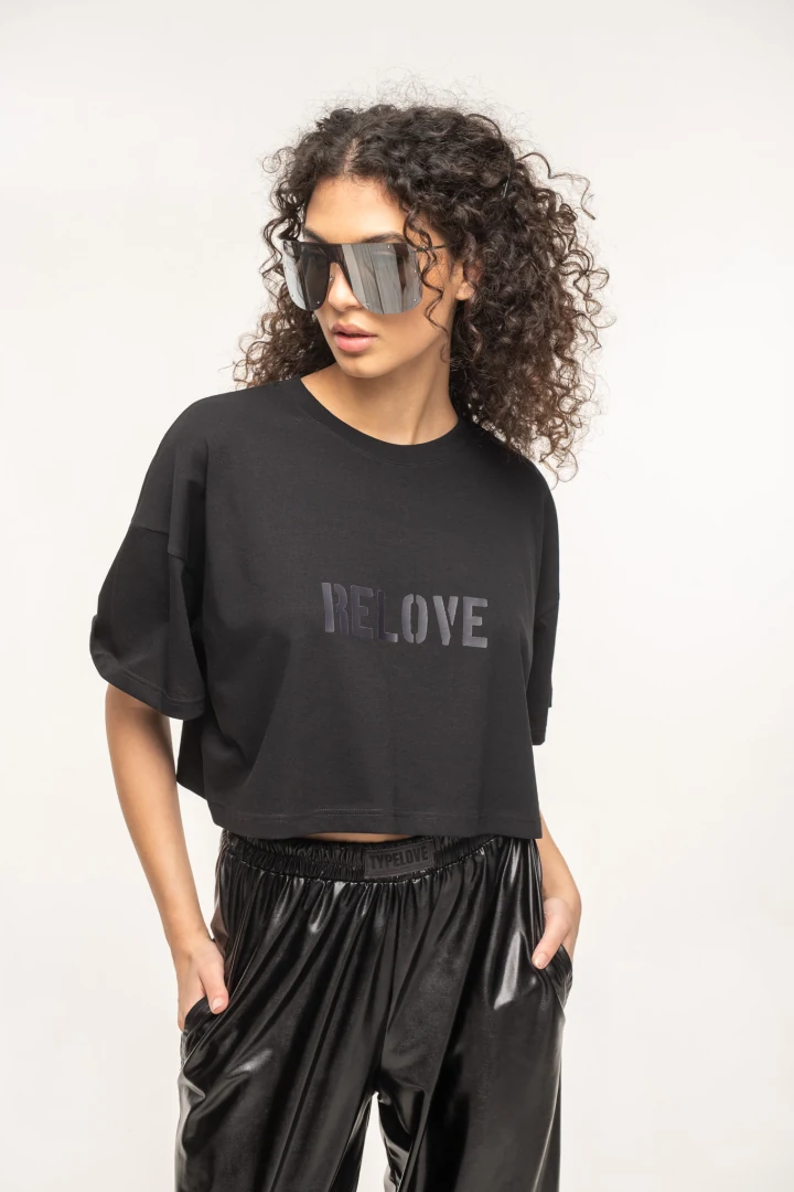 γυναικείο μαύρο βαμβακερό cropped t-shirt με graphic print relove και χαλαρή γραμμή typelove black boxy