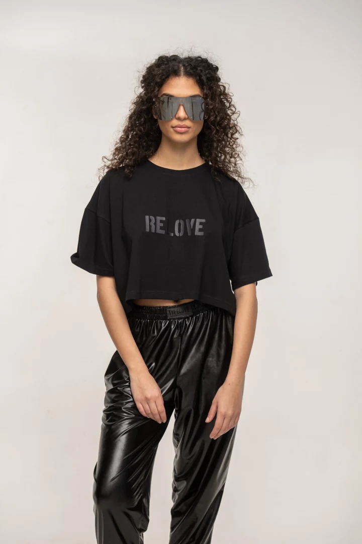 μπροστινή όψη από το μαύρο cropped top με statement εφαρμογή και στρογγυλή λαιμόκοψη typelove black boxy crop t-shirt