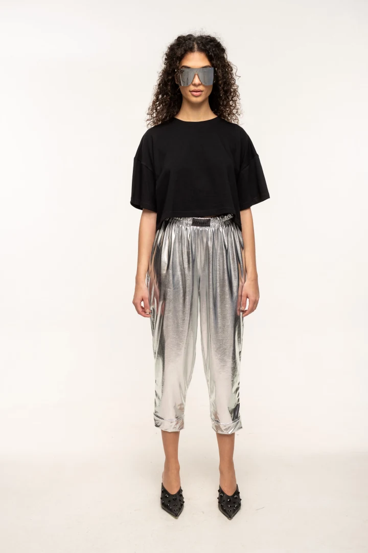 γυναικείο μαύρο βαμβακερό cropped t-shirt με minimal σχεδιασμό και άνετη εφαρμογή typelove black boxy crop t-shirt plain