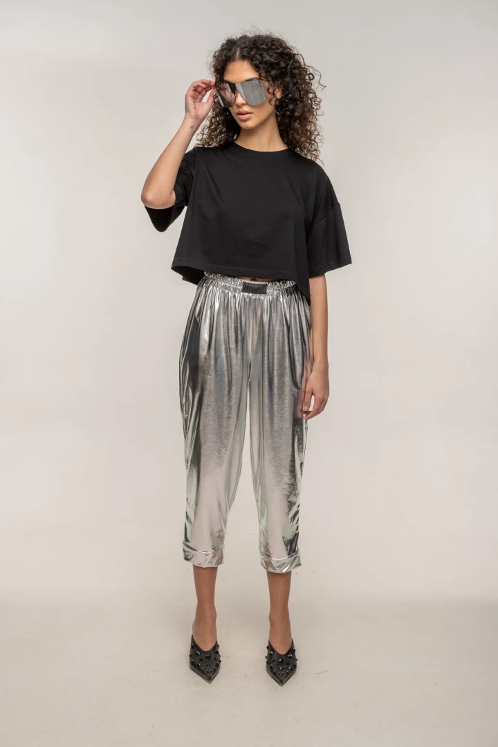 μπροστινή όψη από το μαύρο cropped top με κοντά μανίκια και στρογγυλή λαιμόκοψη typelove black boxy