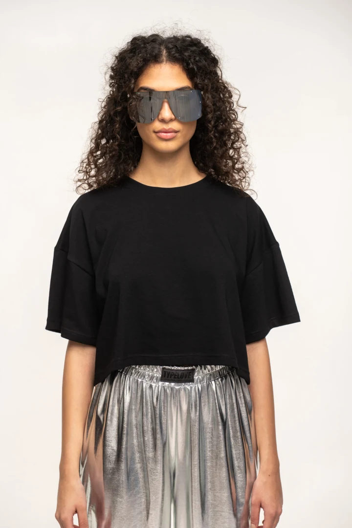 κοντινό πλάνο στο μαύρο βαμβακερό cropped t-shirt με body-friendly εφαρμογή typelove black boxy crop t-shirt plain