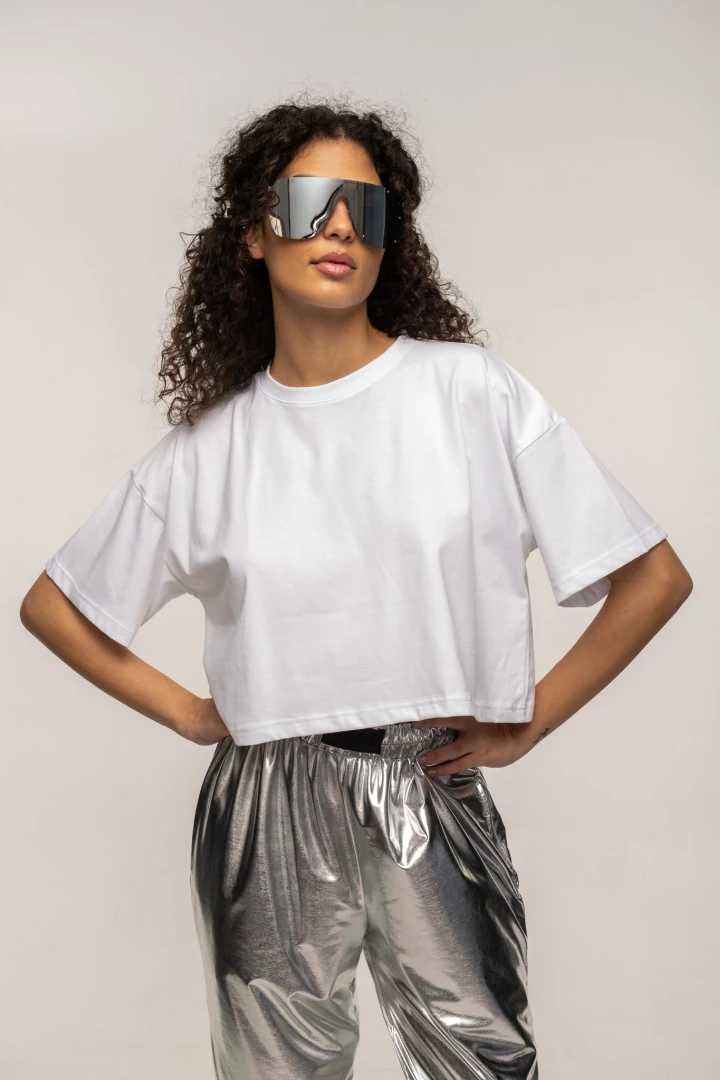 κοντινό πλάνο στο λευκό cropped top με κοντά μανίκια και στρογγυλή λαιμόκοψη typelove white boxy crop t-shirt plain