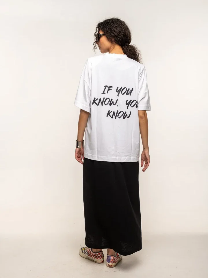 ολόσωμη πίσω όψη από το λευκό oversized t-shirt με graphic print if you know you know και αποσπώμενες βάτες typelove white oversized t-shirt