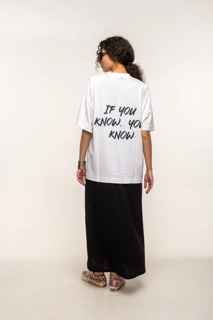 ολόσωμη πίσω όψη από το λευκό oversized t-shirt με graphic print if you know you know και αποσπώμενες βάτες typelove white oversized t-shirt