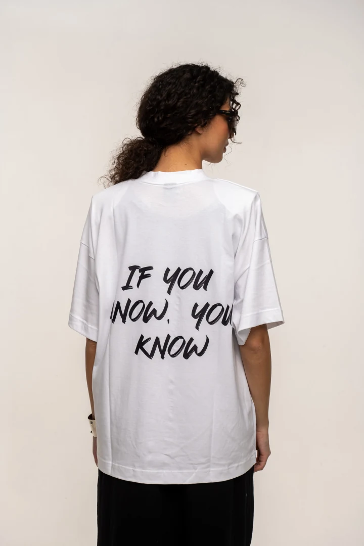 κοντινό πλάνο στην πίσω όψη του λευκού t-shirt με το statement lettering και τη χαλαρή γραμμή typelove white if you know oversized t-shirt