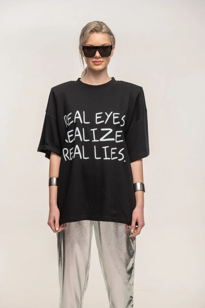 γυναικείο μαύρο oversized t-shirt με graphic print και αποσπώμενες βάτες typelove black real lies oversized t-shirt