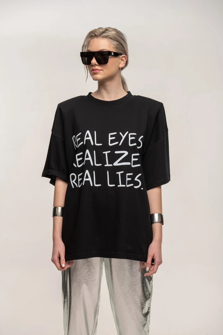 μπροστινή όψη από το μαύρο βαμβακερό t-shirt με τη χαλαρή γραμμή και τη στρογγυλή λαιμόκοψη typelove black real lies