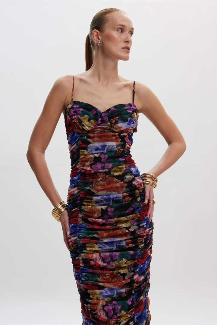 Μοντέλο που φοράει το εφαρμοστό φόρεμα Ciel Concept Layla Mesh Dress σε ζεστούς τόνους, ιδανικό για day-to-night looks.