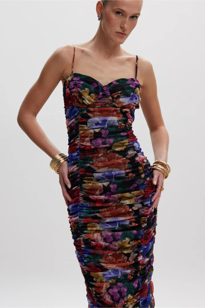 Κοντινό πλάνο στο γυναικείο φόρεμα Ciel Concept Layla Mesh Dress που αναδεικνύει το ελαστικό mesh ύφασμα και το exclusive hand-painted print.