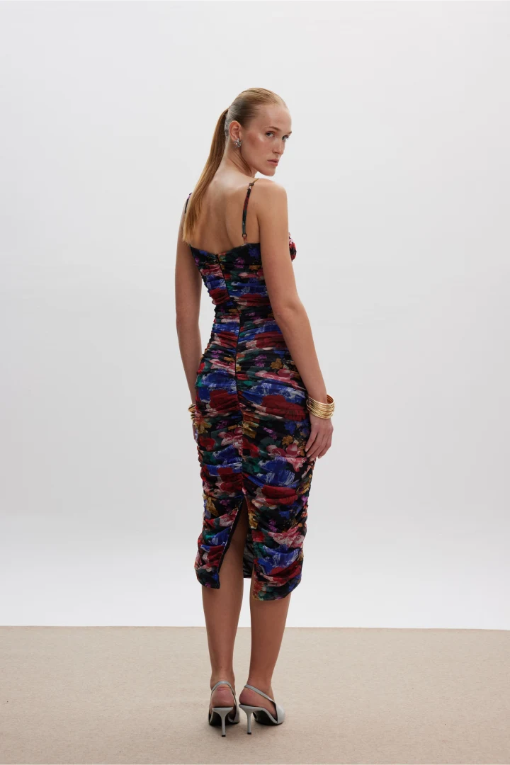 Πίσω όψη του φορέματος Ciel Concept Layla Mesh Dress που αποκαλύπτει την εφαρμοστή γραμμή, το σκίσιμο στο τελείωμα και την άψογη εφαρμογή.