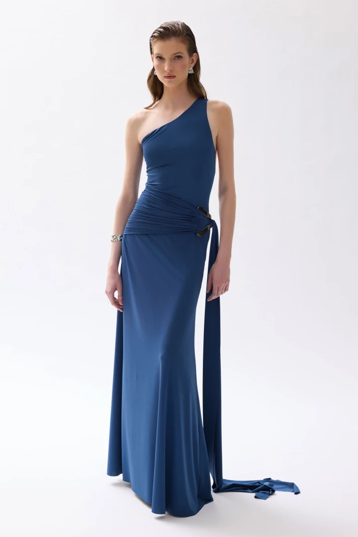 μπροστινή όψη με το κομψό βραδινό φόρεμα daphne sirene navy blue και τη μακριά κορδέλα στο πλάι