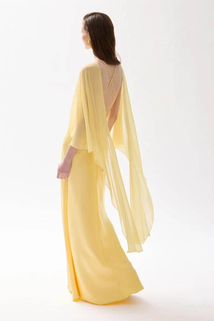 πίσω όψη με το κίτρινο φόρεμα daphne amaya butter yellow που αποκαλύπτει την ανοιχτή πλάτη με χιαστί δεσίματα