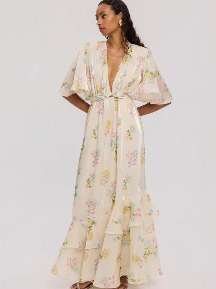 Ολόσωμη μπροστινή όψη με το maxi floral φόρεμα Ciel Concept Butter Blossom Long Dress, αναδεικνύοντας το βαθύ V-ντεκολτέ και την τονισμένη μέση