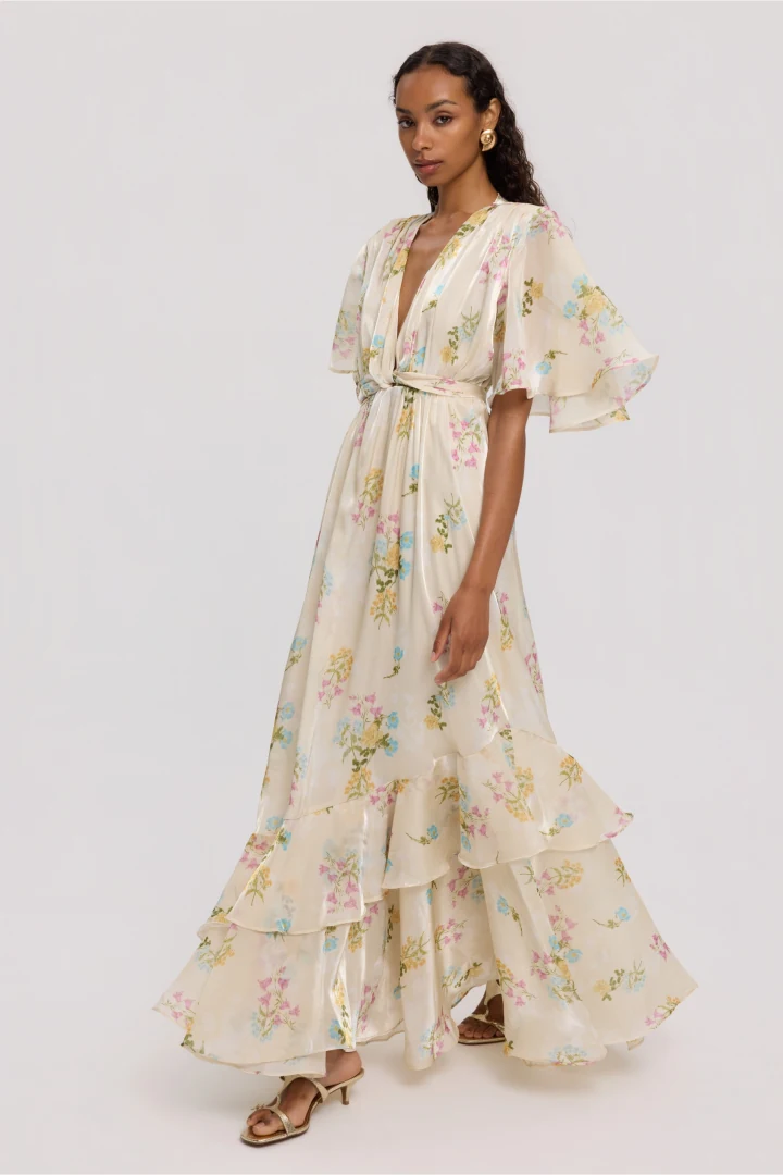 Το ρομαντικό γυναικείο φόρεμα Ciel Concept Butter Blossom Long Dress σε κίνηση, προβάλλοντας το εντυπωσιακό ρευστό τελείωμα με βολάν