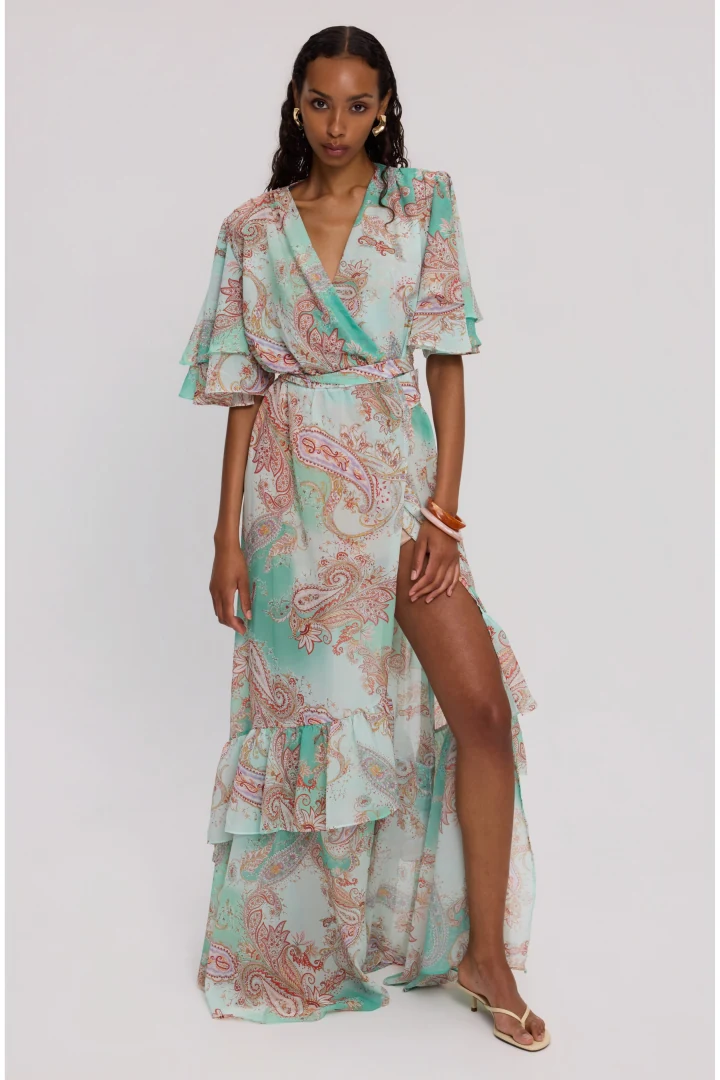 Το γυναικείο κρουαζέ φόρεμα Ciel Concept Kimolos Kimono που προβάλλει το θηλυκό άνοιγμα στο πόδι και τα βολάν στα μανίκια