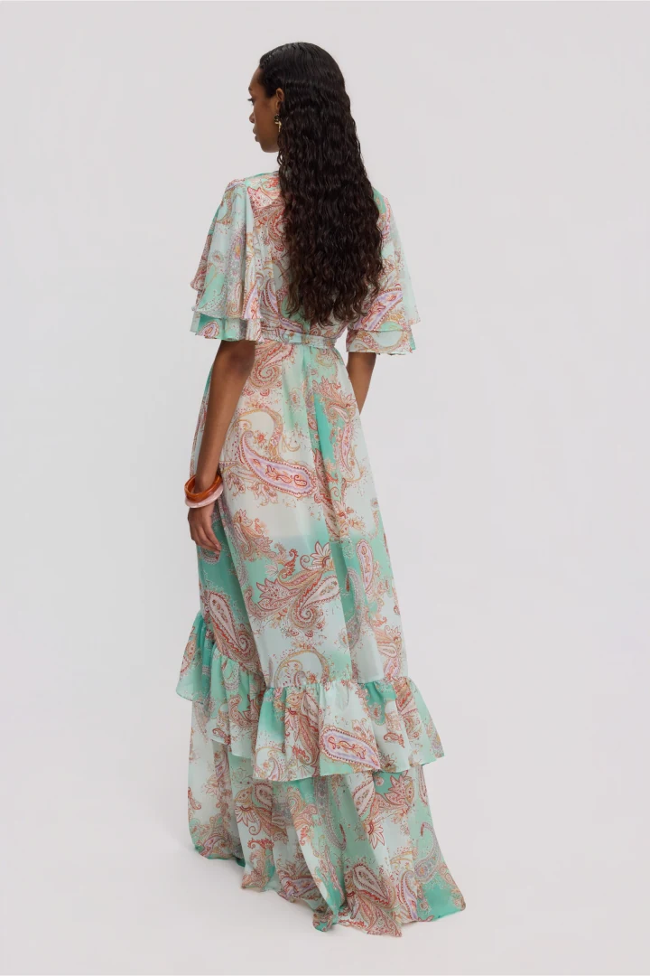 Πίσω όψη του αέρινου φορέματος Ciel Concept Kimolos Kimono, δείχνοντας τη χαλαρή γραμμή και τα layers με βολάν στο κάτω μέρος