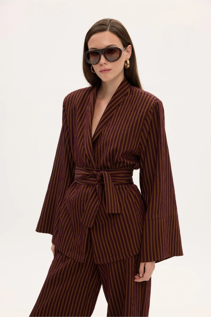 Κοντινό πλάνο στο πάνω μέρος του ριγέ σετ Ciel Concept Stripped Pyjama Set, αναδεικνύοντας το βαθύ V ντεκολτέ, τη ζώνη και τα φαρδιά μανίκια.