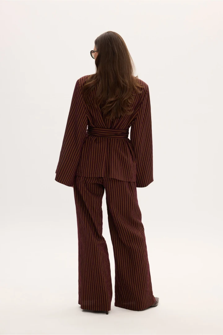 Πίσω όψη του μοντέλου που φοράει το Ciel Concept Stripped Pyjama Set, προβάλλοντας τη χαλαρή σιλουέτα και το wide-leg παντελόνι.