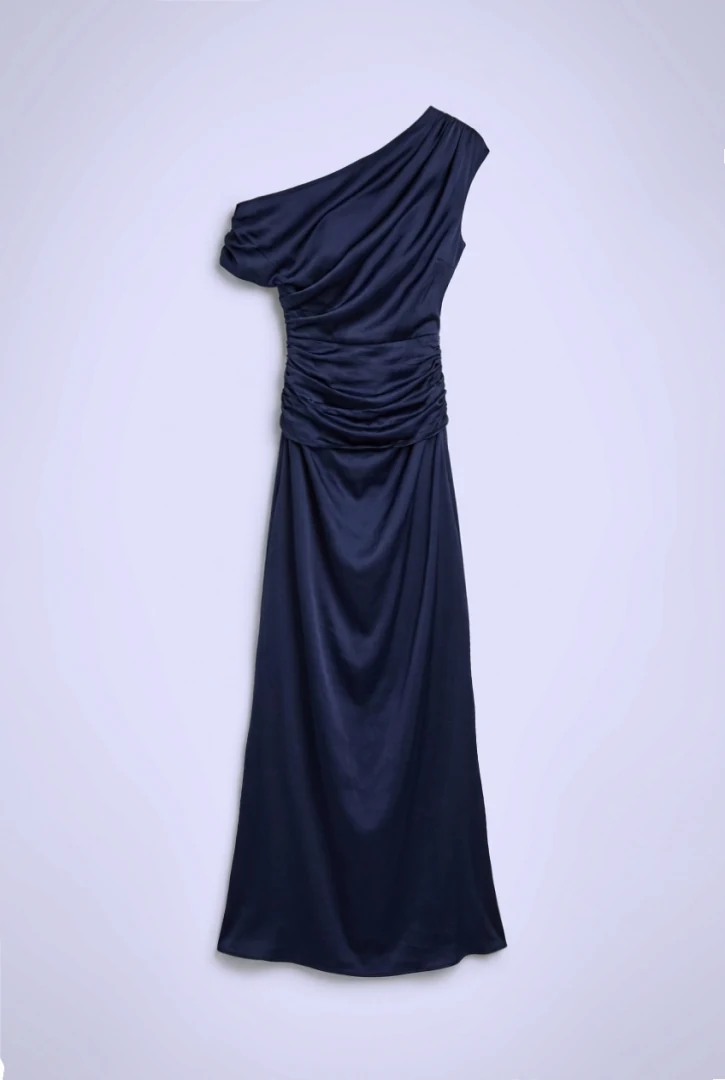 Επίπεδη λήψη (flatlay) του μπλε φορέματος Mallory The Label Vivienne Blue Dress που προβάλλει τον one-shoulder σχεδιασμό και τις κομψές πτυχώσεις του σατέν υφάσματος.