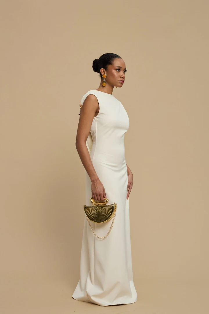 πλάγια όψη από το κομψό μακρύ φόρεμα la chaine niriida dress ecru