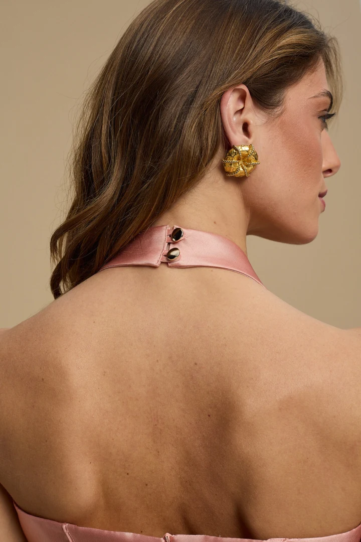 λεπτομέρεια από το δέσιμο στον λαιμό (halter neck) στο φόρεμα la chaine alma