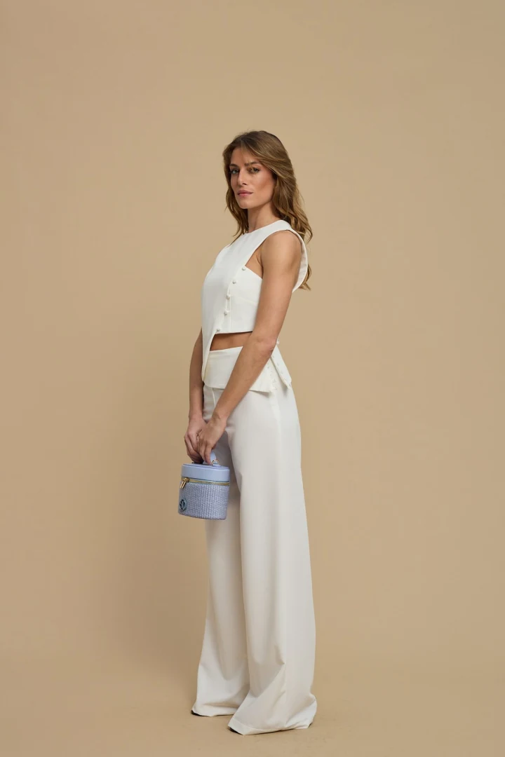 chic γυναικείο ντύσιμο με άνετο λευκό παντελόνι και ασορτί τοπ