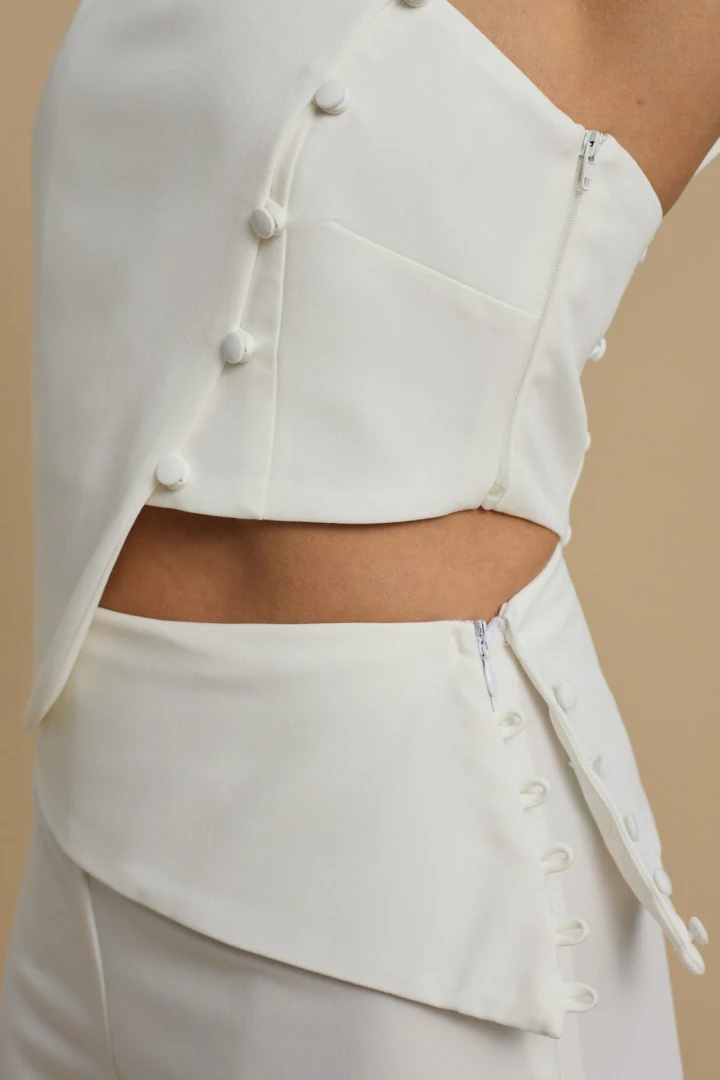 λευκό παντελόνι με κανονική μέση και διακοσμητικά υφασμάτινα κουμπιά στα πλαϊνά